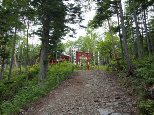 登り口の神社社殿